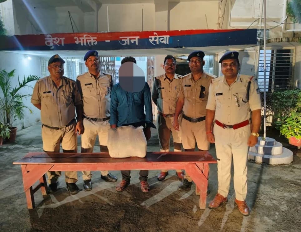 पुलिस को मिली सफलता: उड़ीसा का गांजा तस्कर गिरफ्तार, 6.355 किलो गांजा व मोबाइल सहित ₹75 हजार से अधिक की सामग्री जब्त