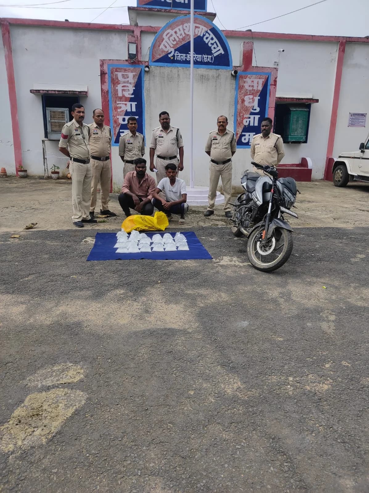 चरचा पुलिस की बड़ी कार्रवाई: 23 लीटर अवैध महुआ शराब के साथ दो आरोपी गिरफ्तार