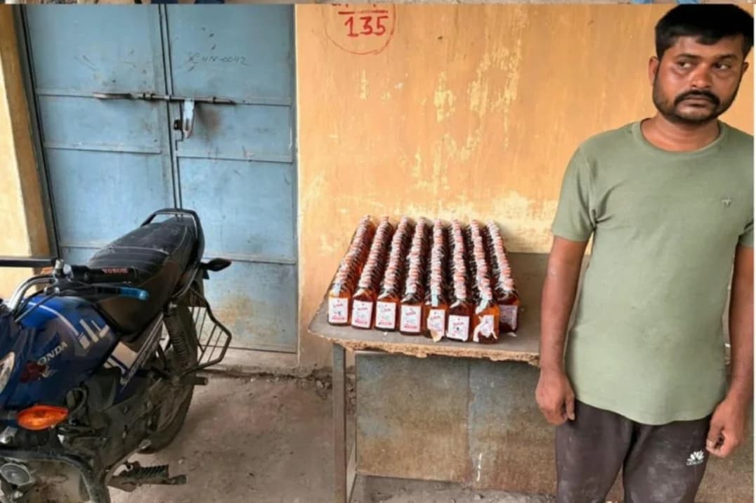 अवैध शराब के कारोबार पर साइबर सेल मनेन्द्रगढ़ की बड़ी कार्रवाई, 340 पाव गोवा व्हिस्की जब्त