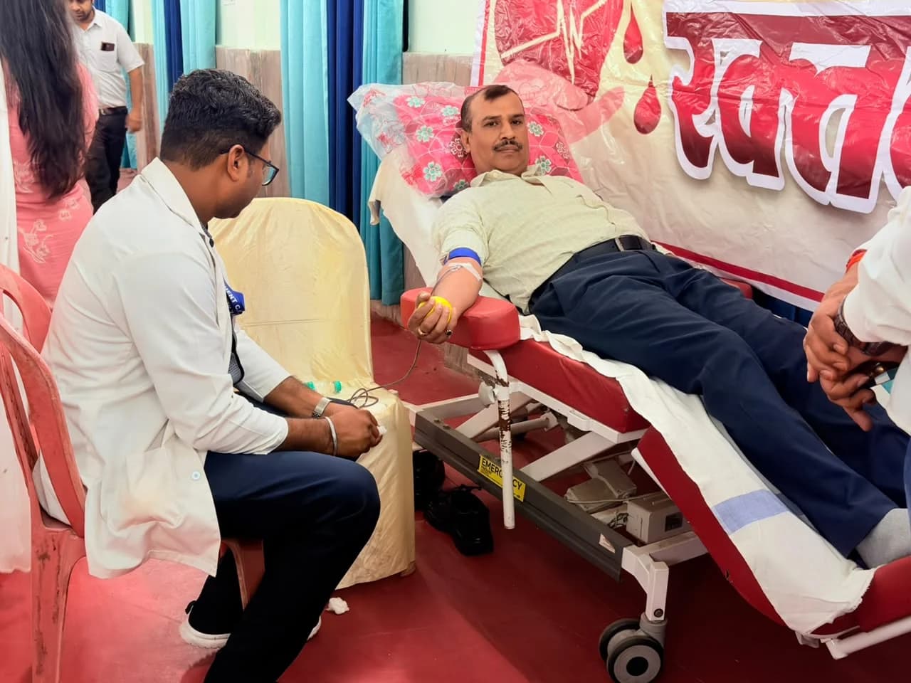 कोरिया पुलिस की मानवीय पहल: एसपी हरीश राठौर समेत पुलिसकर्मियों ने किया रक्तदान, जिला स्तरीय शिविर में उमड़ा उत्साह
