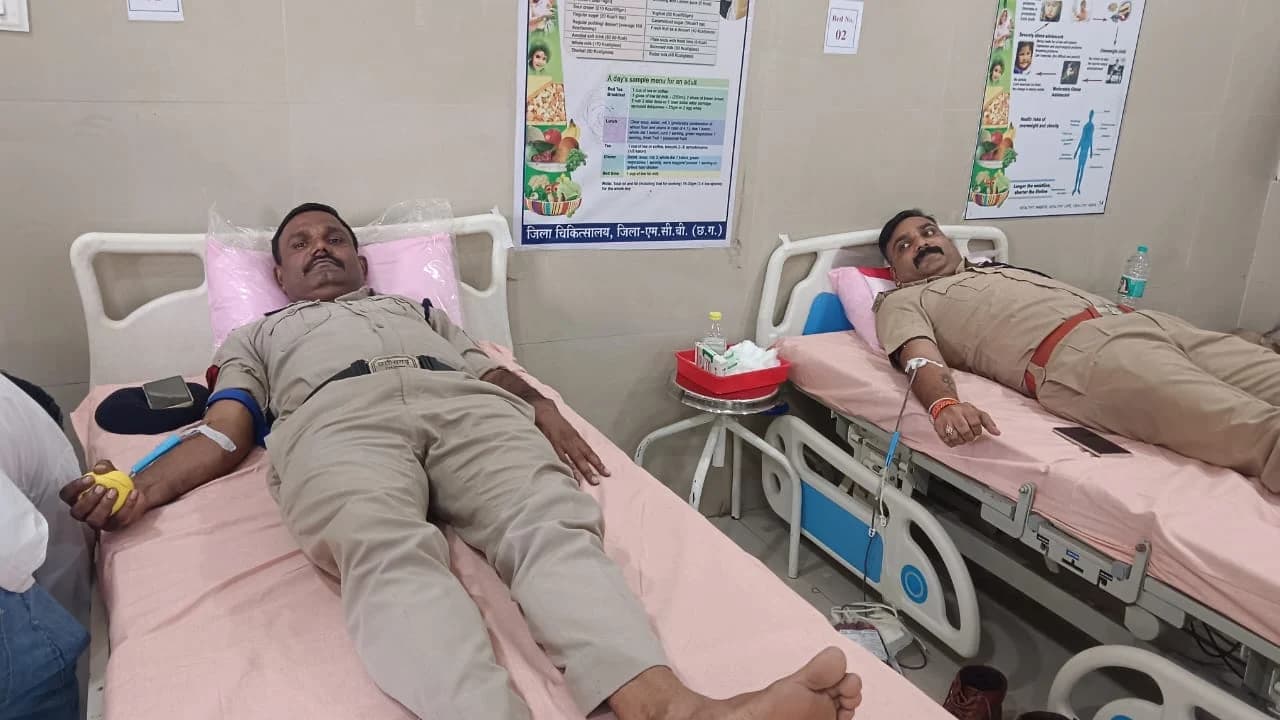 ‘सेवा संकल्प’ में खाकी का मानवीय चेहरा: एमसीबी पुलिस के अधिकारियों-कर्मचारियों ने किया रक्तदान