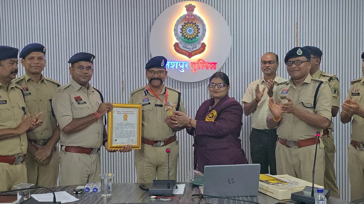 जशपुर पुलिस का ऐतिहासिक कीर्तिमान: 766 गांवों में एक साथ जन चौपाल लगा बनाया वर्ल्ड रिकॉर्ड