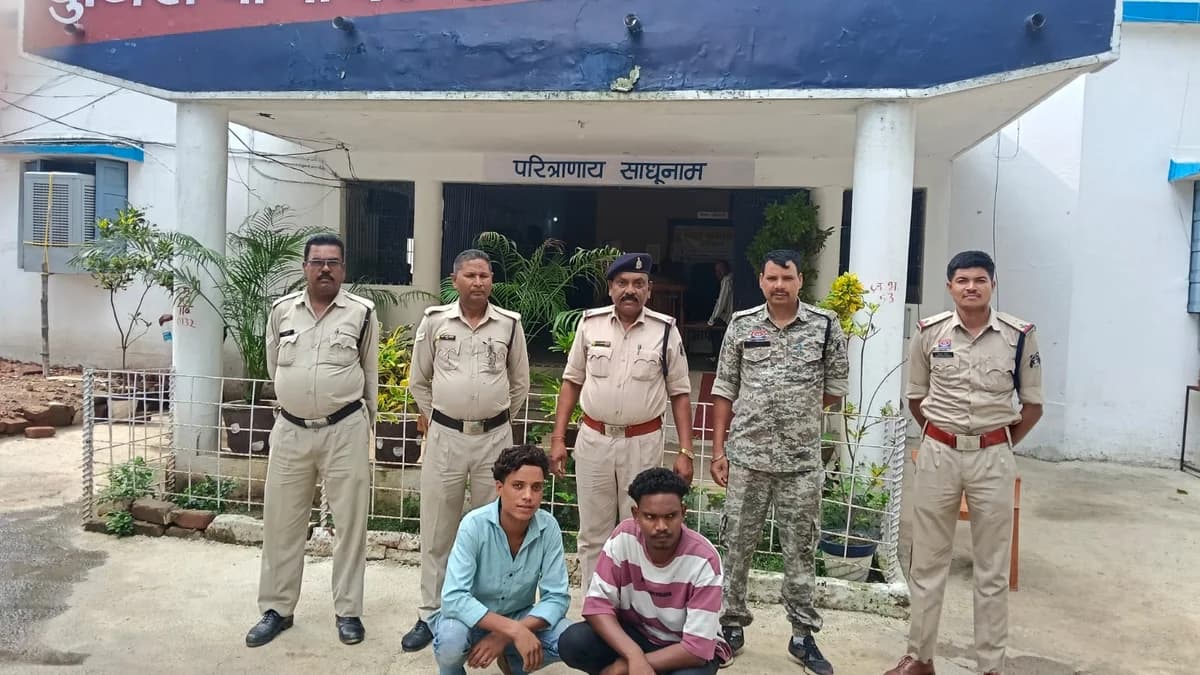 शासकीय विद्यालय में चोरी का पटना पुलिस ने किया खुलासा, दो आरोपी गिरफ्तार; चोरी का सामान और लोहे की रॉड बरामद