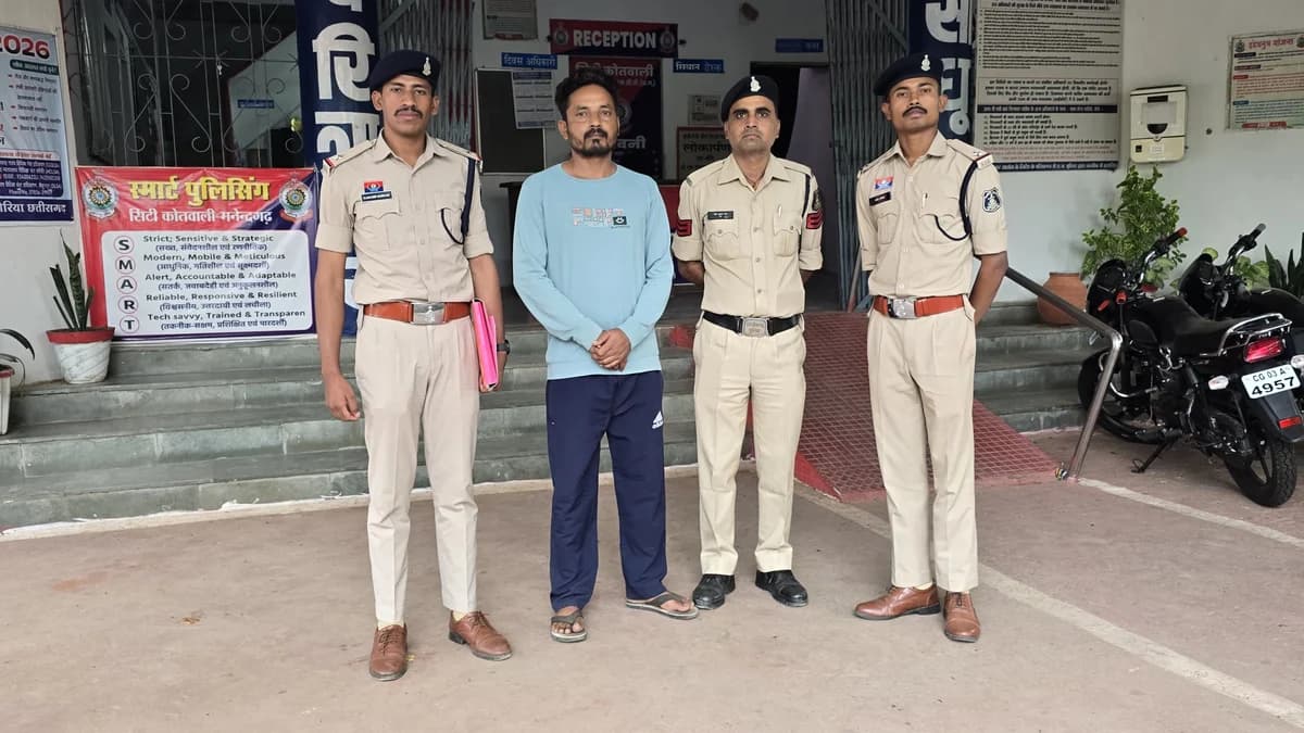 मनेंद्रगढ़ में झपटमारी कर ₹65 हजार लूटने वाला फरार आरोपी गिरफ्तार, मध्यप्रदेश की जेल से प्रोडक्शन वारंट पर लाई पुलिस