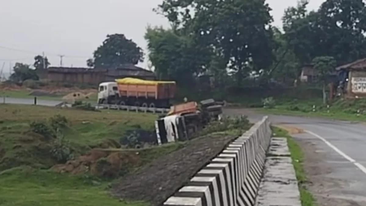 प्रशासन की चेतावनी बेअसर: महाराजपुर टोल प्लाजा के पास गाय को बचाने के कारण गड्ढे में गिरा कोयले से भरा ट्रक, बड़ा हादसा टला