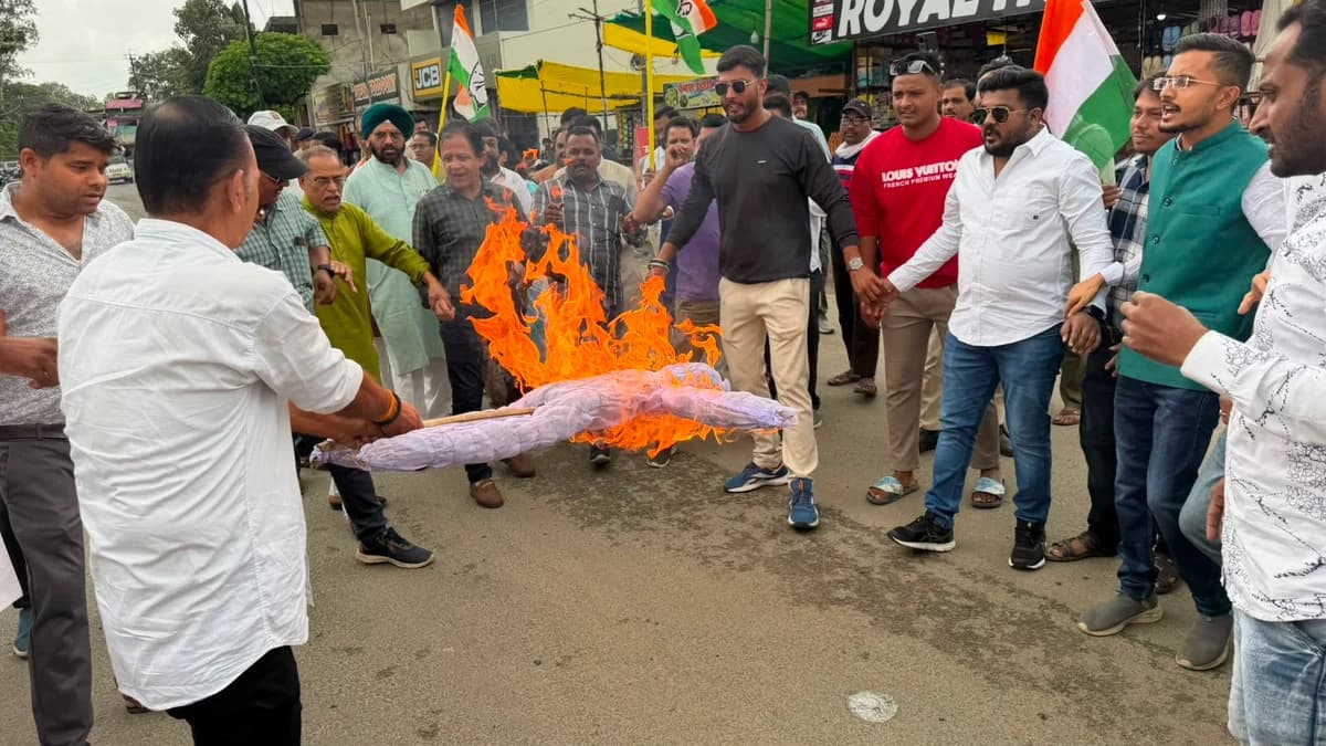 दमनकारी नीतियों के खिलाफ कांग्रेस का शंखनाद: मनेंद्रगढ़ में चारों विंग्स ने किया जोरदार प्रदर्शन, फूंका पीएम का पुतला