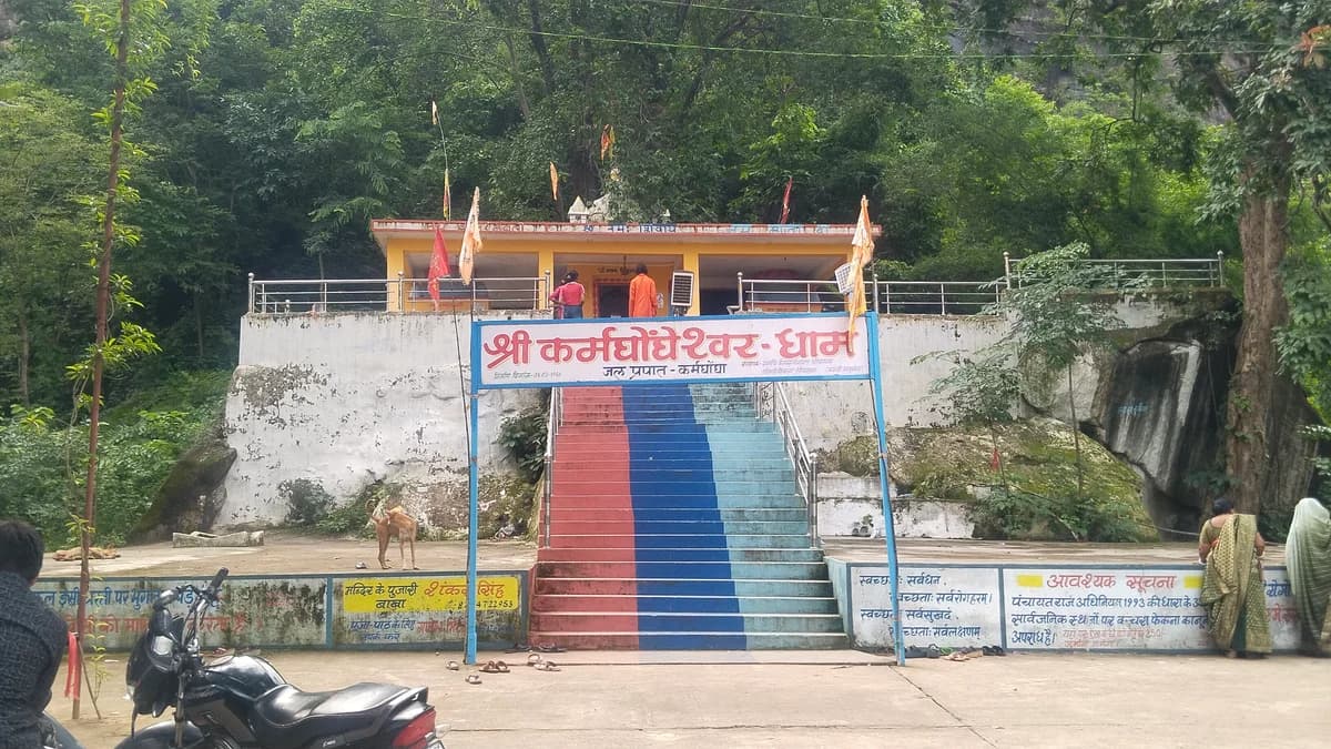 सावन के पहले सोमवार पर कर्मघोंगा शिव मंदिर में उमड़ी भीड़, सुरक्षा व्यवस्था से गायब दिखी पुलिस