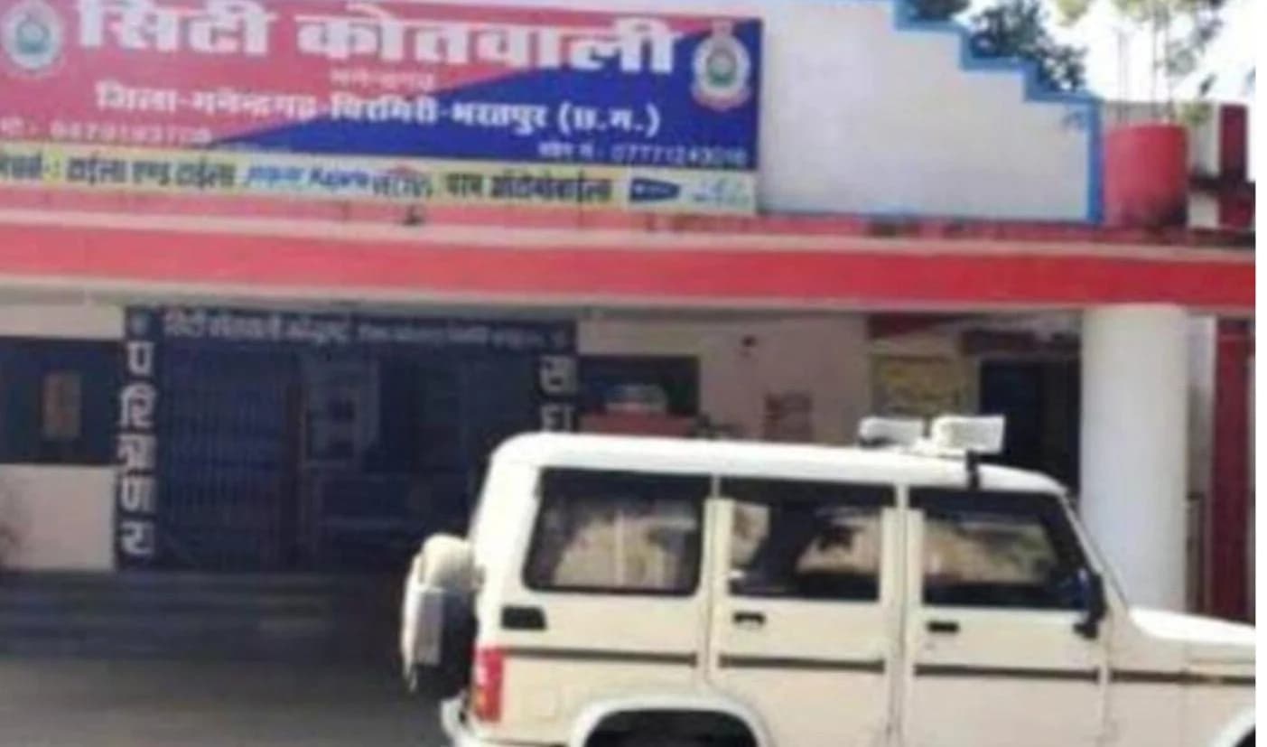 बिना नंबर की स्कूटी से अवैध अंग्रेजी शराब की तस्करी का पर्दाफाश, 105 पाव शराब के साथ युवक गिरफ्तार