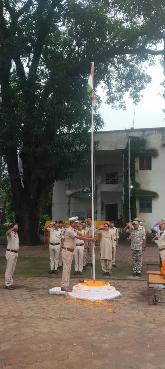स्वतंत्रता दिवस पर कोरिया पुलिस ने शान से फहराया तिरंगा, एसपी हरीश राठौर ने दिलाया सेवा और कर्तव्यनिष्ठा का संकल्प