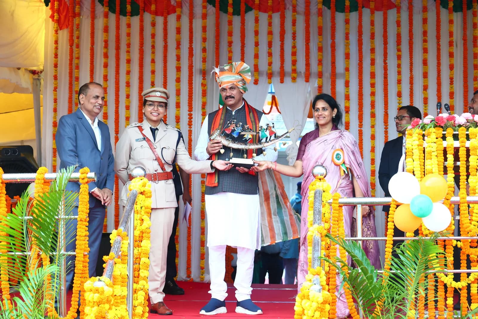 मनेंद्रगढ़ में शान से लहराया तिरंगा, स्वास्थ्य मंत्री श्याम बिहारी जायसवाल ने ली परेड की सलामी