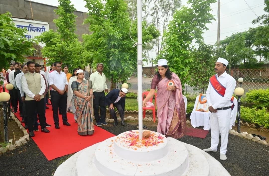 तिरंगे की शान में सराबोर हुआ कलेक्ट्रेट परिसर, कलेक्टर संतन देवी जांगड़े ने किया ध्वजारोहण