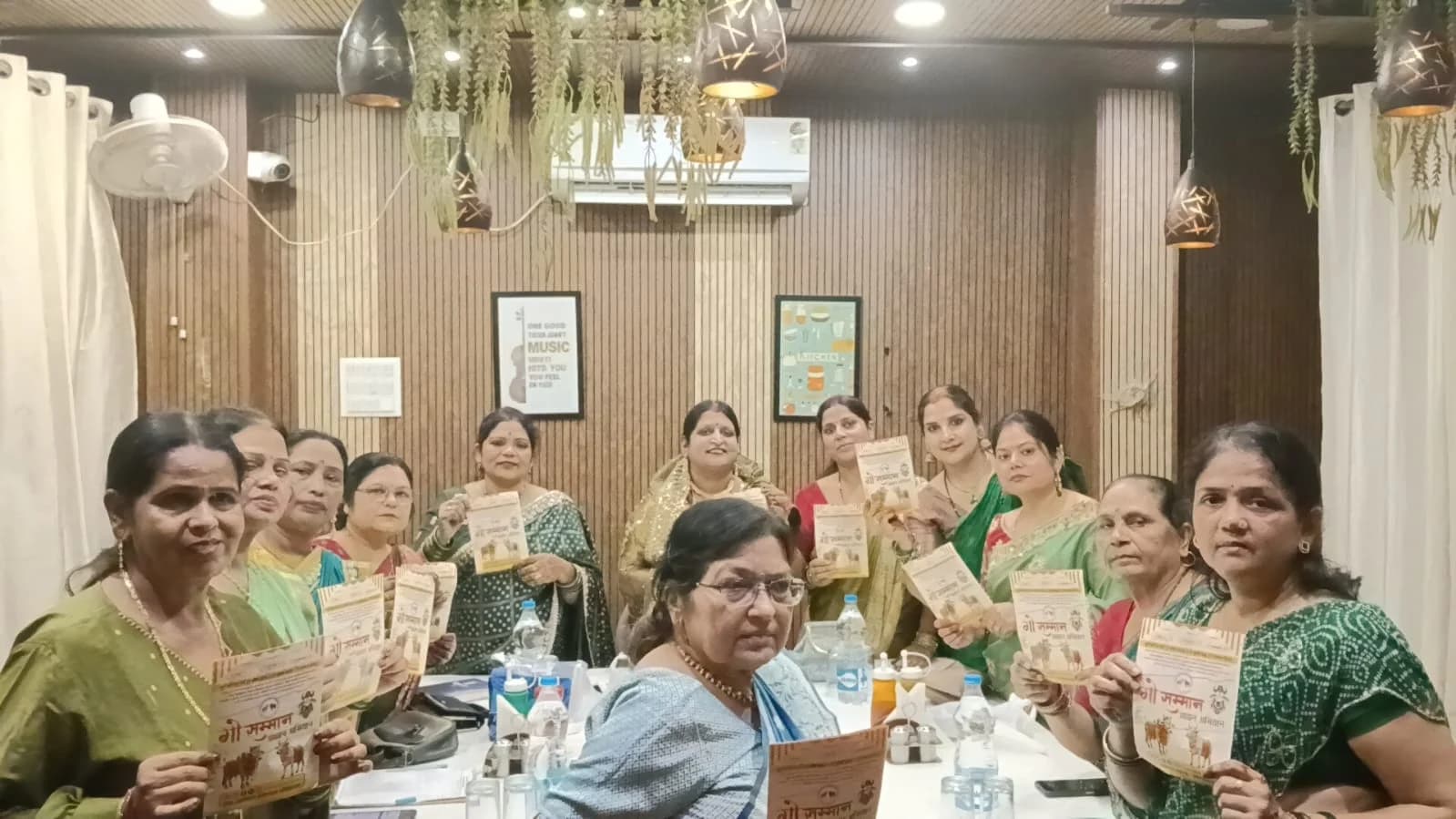 सावन महोत्सव में गूंजा गौ सम्मान का संकल्प, जायसवाल समाज की महिलाओं ने तृतीय चरण के लिए किया हस्ताक्षर