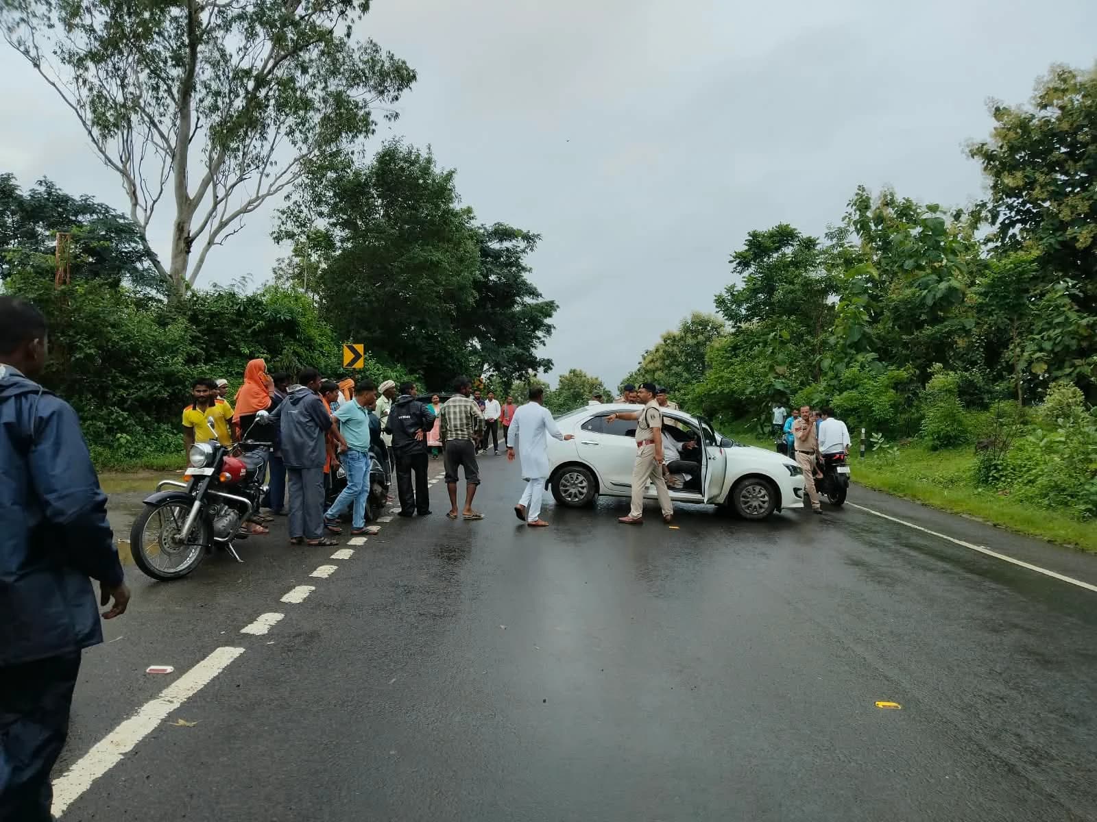 राष्ट्रीय राजमार्ग-43 पर ग्रामीणों का चक्काजाम, पोल्ट्री फार्म बंद कराने की मांग