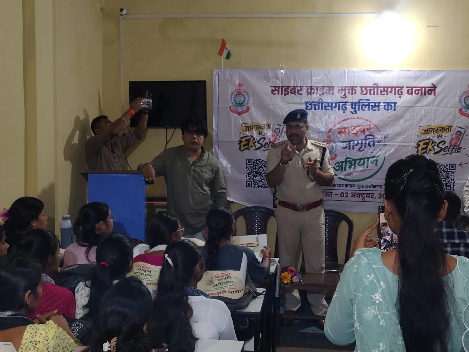 साइबर ठगी से बचाव का संदेश लेकर आईसेक्ट कोचिंग सेंटर पहुंचे थाना प्रभारी पाटले, विद्यार्थियों को बताए साइबर सुरक्षा के जरूरी उपाय