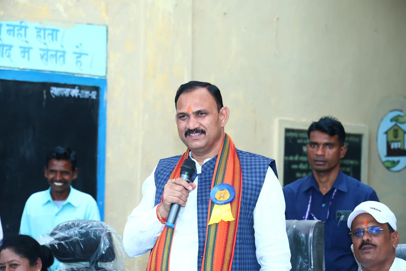 ठग्गांव स्कूल की 18 छात्राओं को मिली साइकिल, मंत्री श्याम बिहारी जायसवाल ने कहा—गांवों में विकास की बदल रही तस्वीर
