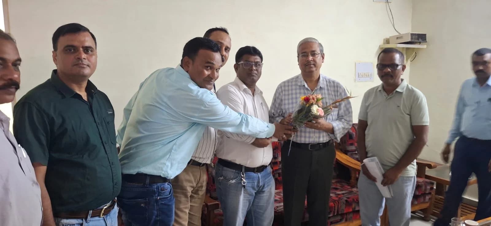 डीआरएम के मनेंद्रगढ़ दौरे पर रेलवे मजदूर कांग्रेस ने सौंपा 10 सूत्रीय ज्ञापन