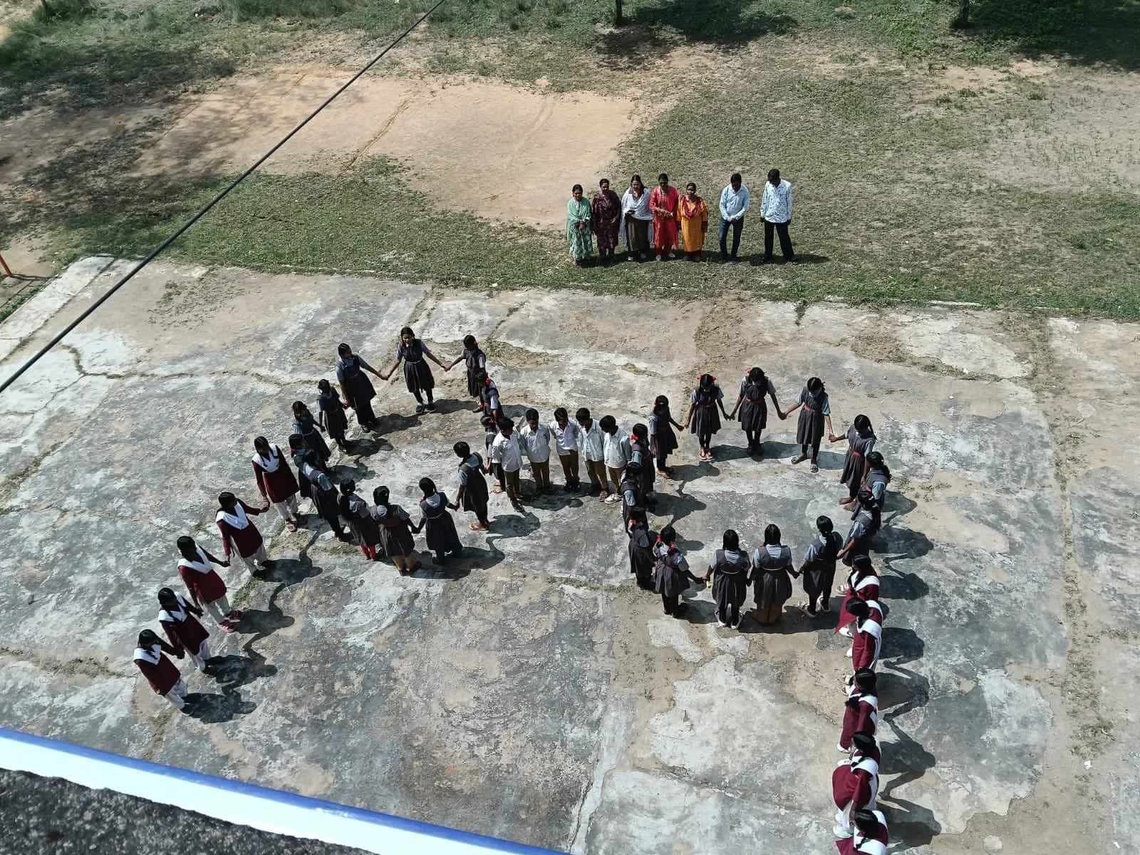 पिपरिया हाई स्कूल में गूंजा बापू का संदेश, मानव श्रृंखला से दिया स्वच्छता का संकल्प
