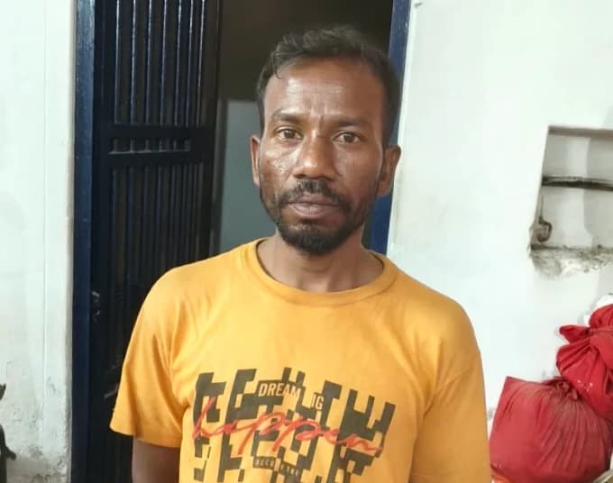 कोरिया पुलिस की बड़ी कार्रवाई: कोरबी बाजार से पकड़ा गया लंबे समय से फरार स्थाई वारंटी, ट्रकों में खलासी बनकर काट रहा था फरारी