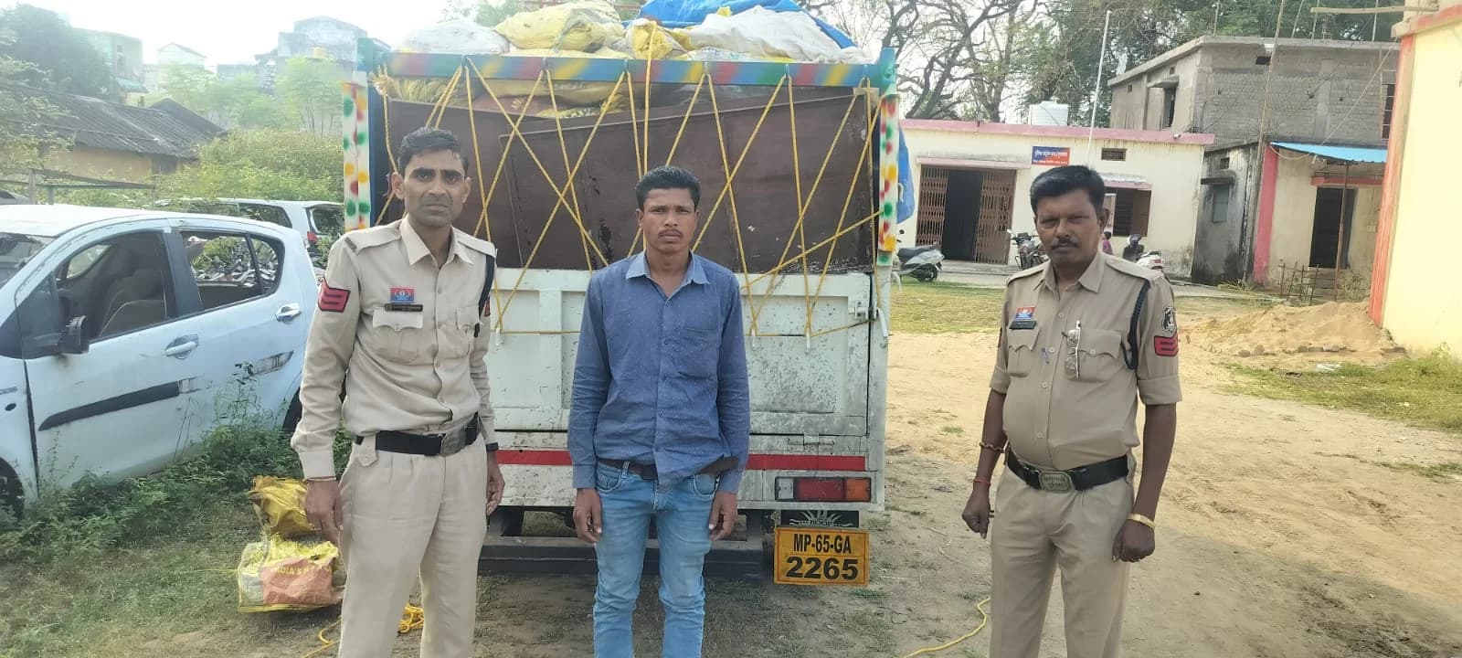 मनेंद्रगढ़ में कबाड़ तस्करी पर पुलिस का शिकंजा! NH-43 पर 5 लाख का माल जब्त, पिकअप चालक पकड़ा गया