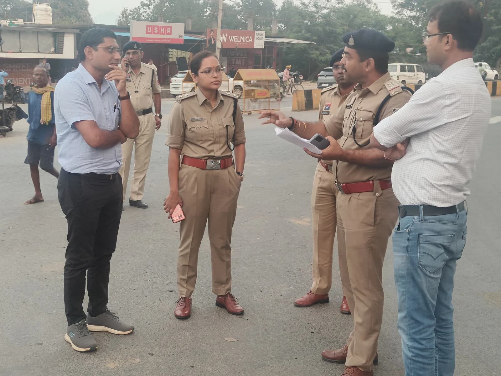 नवरात्रि और दशहरा पर्व को लेकर एमसीबी पुलिस अलर्ट! एसपी रत्ना सिंह ने किया पैदल निरीक्षण, सुरक्षा-यातायात व्यवस्था दुरुस्त रखने के दिए निर्देश