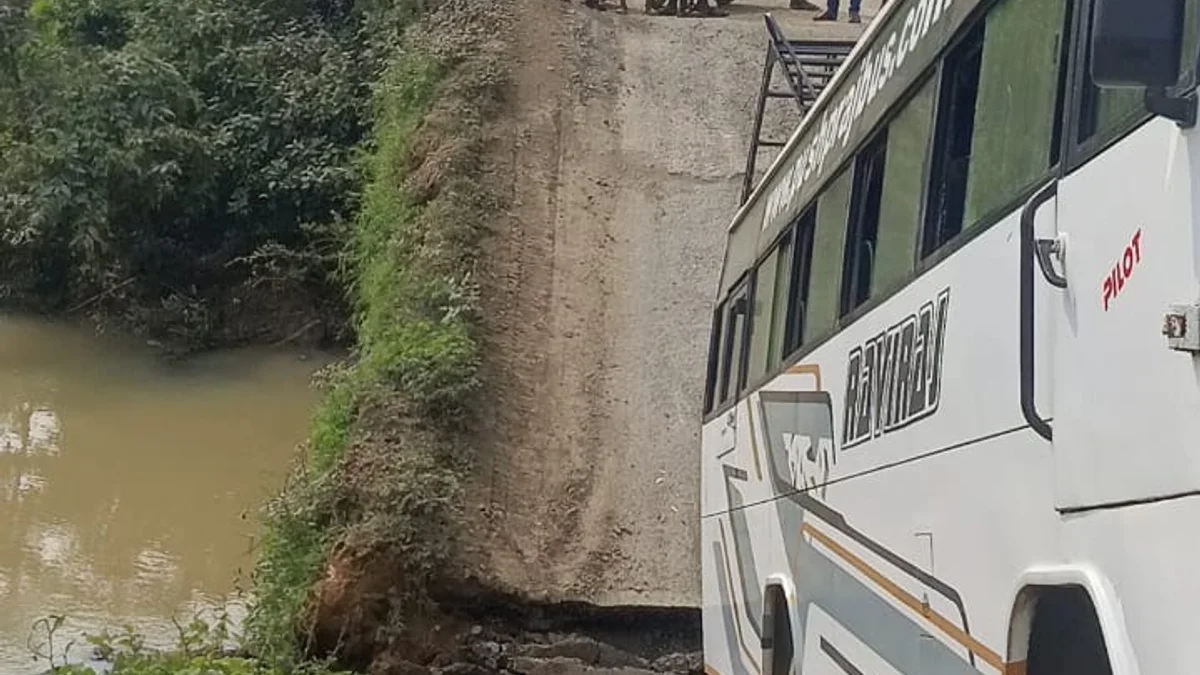 बिलासपुर-पेंड्रा मार्ग पर बांसाझाल पुल ढहा: बड़ा हादसा टला, बीच में अटकी यात्री बस चालकों की सूझबूझ से बचीं जानें, कई राज्यों और जिलों से टूटा संपर्क