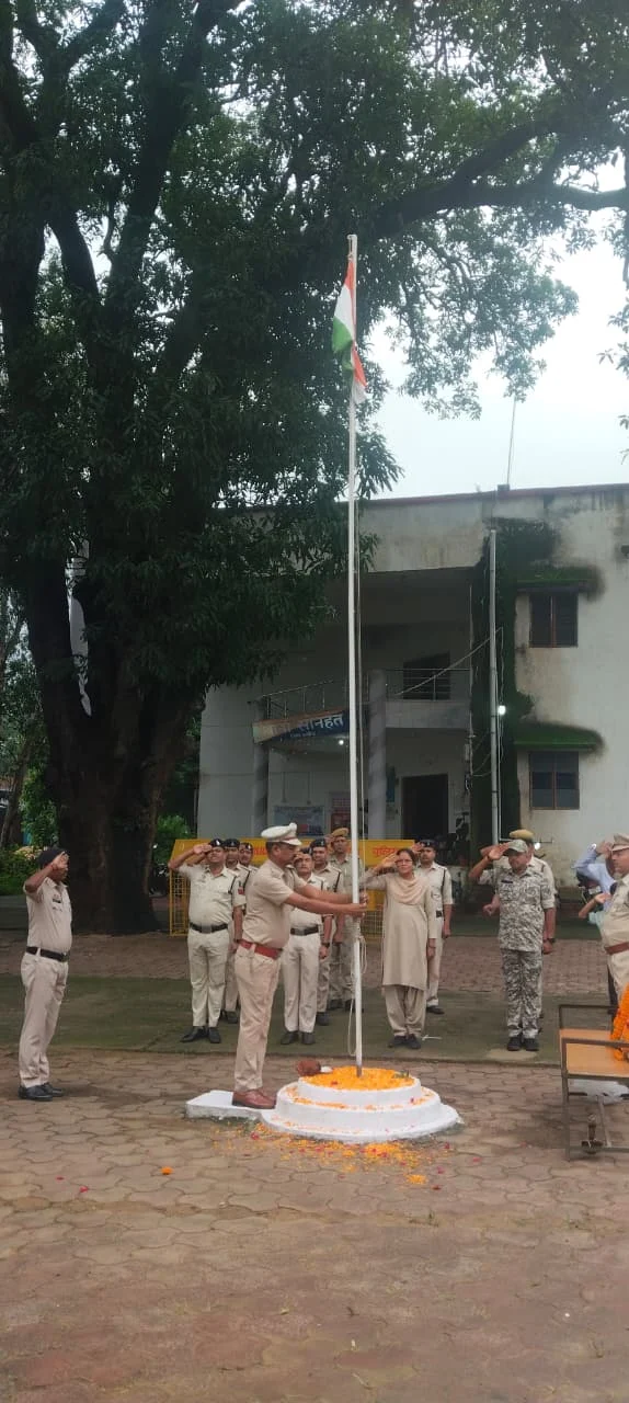स्वतंत्रता दिवस पर कोरिया पुलिस ने शान से फहराया तिरंगा, एसपी हरीश राठौर ने दिलाया सेवा और कर्तव्यनिष्ठा का संकल्प