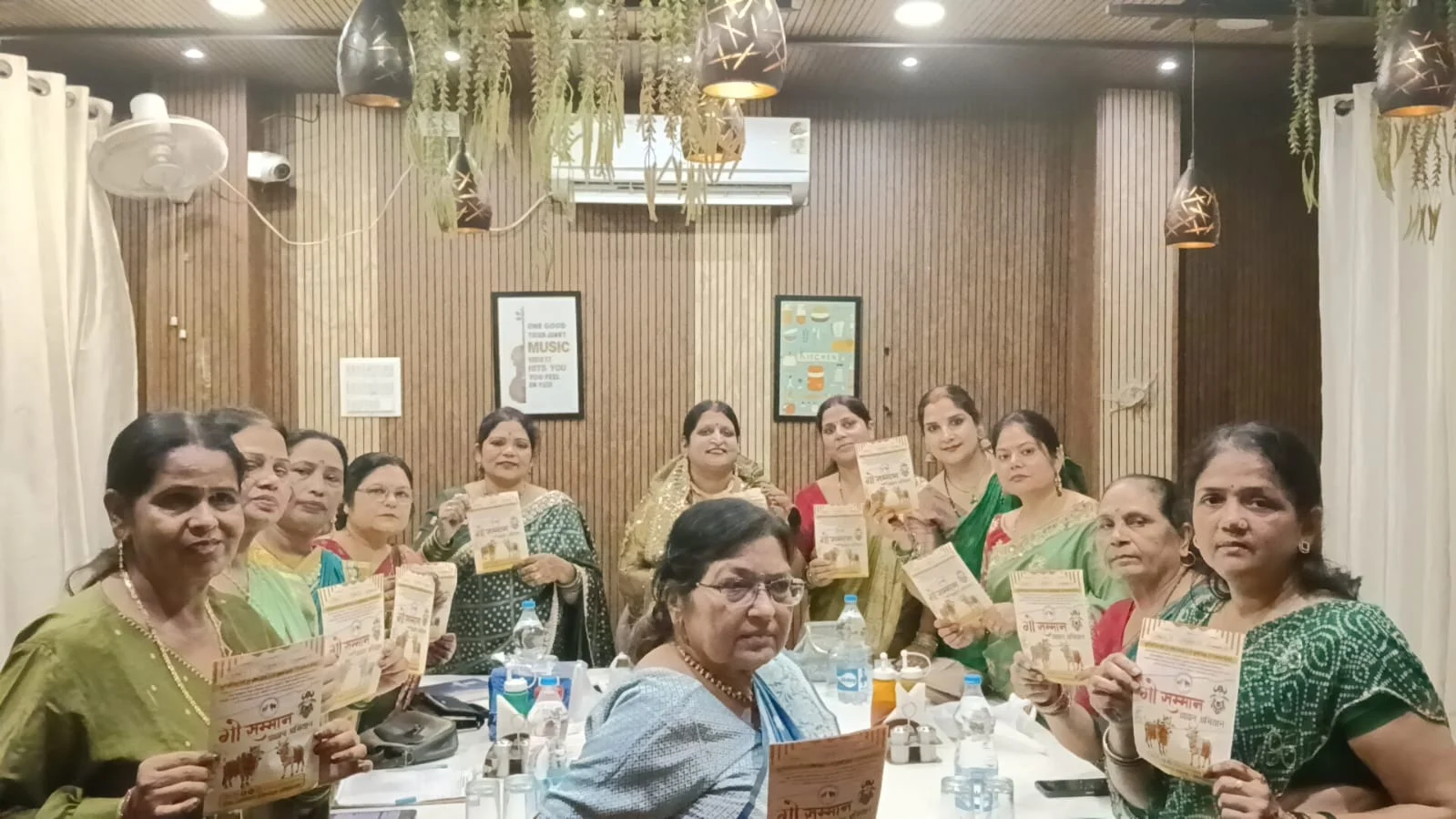 सावन महोत्सव में गूंजा गौ सम्मान का संकल्प, जायसवाल समाज की महिलाओं ने तृतीय चरण के लिए किया हस्ताक्षर (1/2)