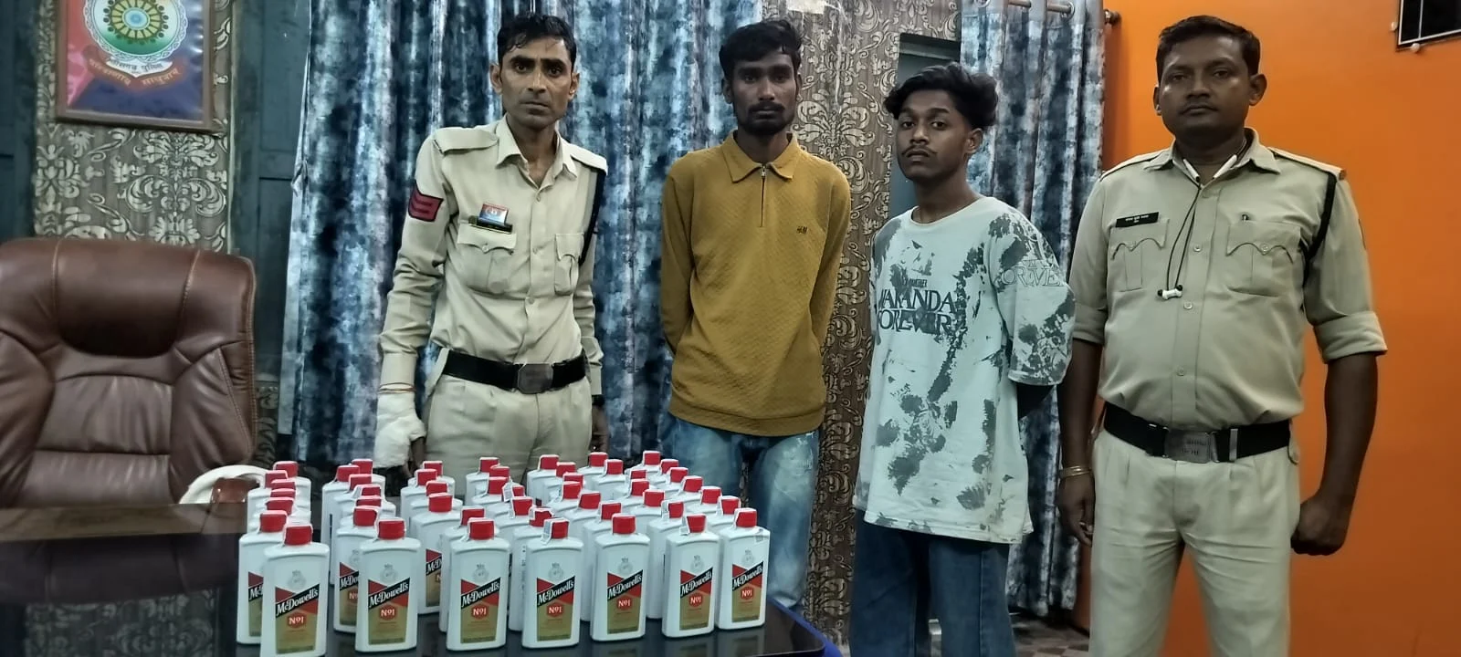 मध्यप्रदेश से मनेन्द्रगढ़ लाई जा रही अवैध अंग्रेजी शराब पकड़ी गई, दो आरोपी गिरफ्तार