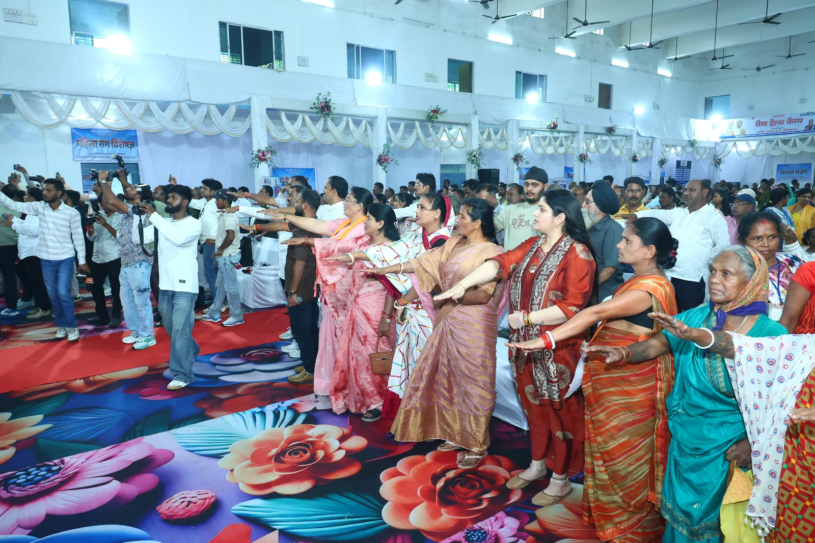 चिरमिरी मेगा हेल्थ कैंप में उमड़ा जनसैलाब, पहले दिन 1000 से अधिक मरीजों का पंजीयन (2)