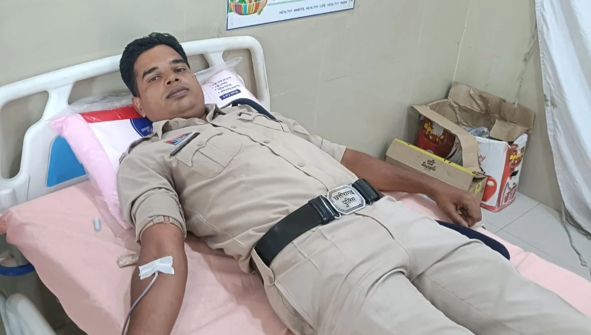 ‘सेवा संकल्प’ में खाकी का मानवीय चेहरा: एमसीबी पुलिस के अधिकारियों-कर्मचारियों ने किया रक्तदान (2)