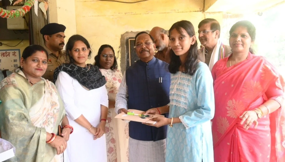 प्रभारी मंत्री रामविचार नेताम ने छात्रावास का किया औचक निरीक्षण (2)