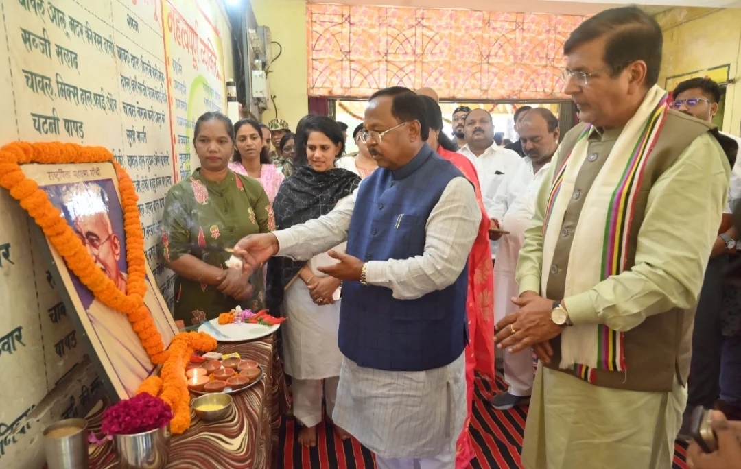 प्रभारी मंत्री रामविचार नेताम ने छात्रावास का किया औचक निरीक्षण (2)