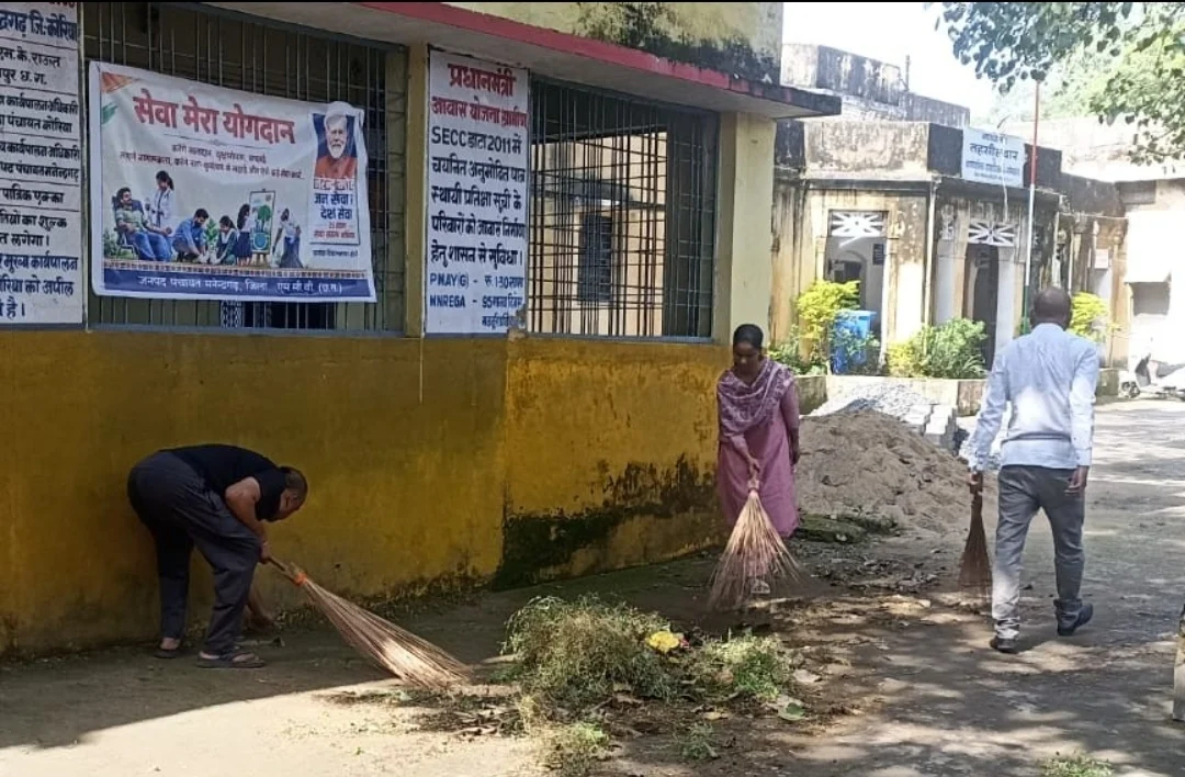 ‘सेवा मेरा योगदान’ से दिया स्वच्छता का संदेश, जनपद पंचायत मनेन्द्रगढ़ में अधिकारियों-कर्मचारियों ने किया श्रमदान (2)