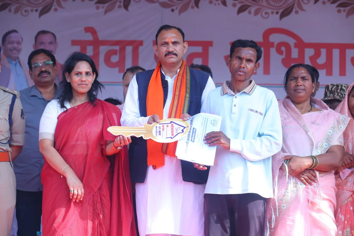 सेवा सेतु अभियान में हितग्राहियों को मिला योजनाओं का लाभ, मंत्री श्याम बिहारी जायसवाल ने किया 16 स्टॉलों का निरीक्षण (2)