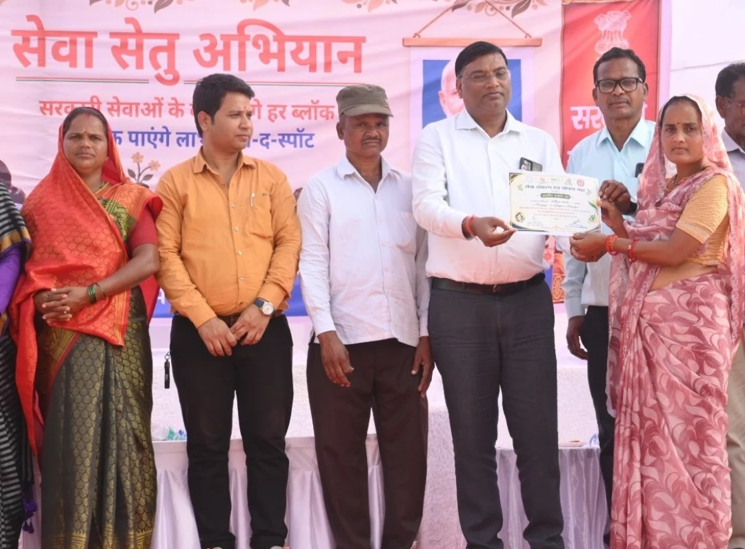 “सेवा सेतु शिविर बना ग्रामीणों के लिए ‘वन स्टॉप सेंटर’, एक ही परिसर में मिलीं दर्जनों शासकीय सेवाएं और योजनाओं का लाभ” (2)