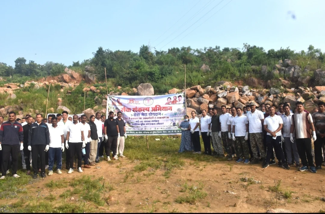 आमाखेरवा छठ घाट पर स्वच्छता का महाअभियान, वन विभाग और पुलिस के जवानों ने किया श्रमदान