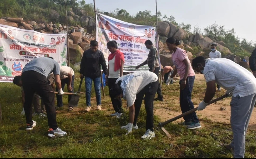 आमाखेरवा छठ घाट पर स्वच्छता का महाअभियान, वन विभाग और पुलिस के जवानों ने किया श्रमदान (2)