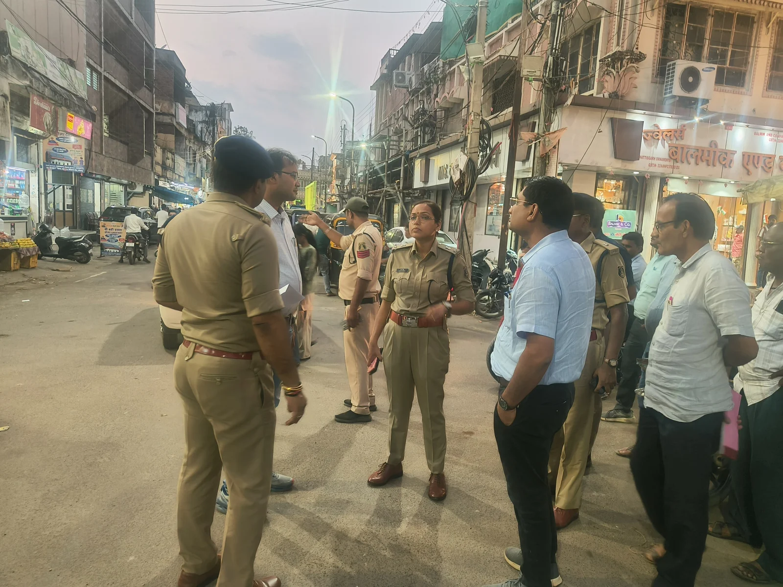 नवरात्रि और दशहरा पर्व को लेकर एमसीबी पुलिस अलर्ट! एसपी रत्ना सिंह ने किया पैदल निरीक्षण, सुरक्षा-यातायात व्यवस्था दुरुस्त रखने के दिए निर्देश (2)