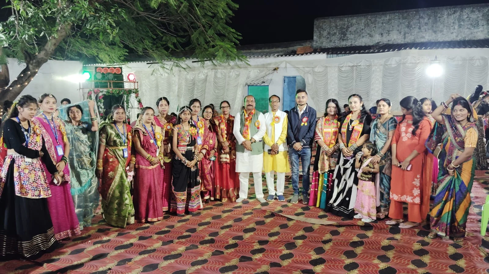 एजुकेशन पावर पब्लिक स्कूल में गरबा उत्सव की धूम, निर्मला चतुर्वेदी बनीं ‘गरबा क्वीन’ (2)