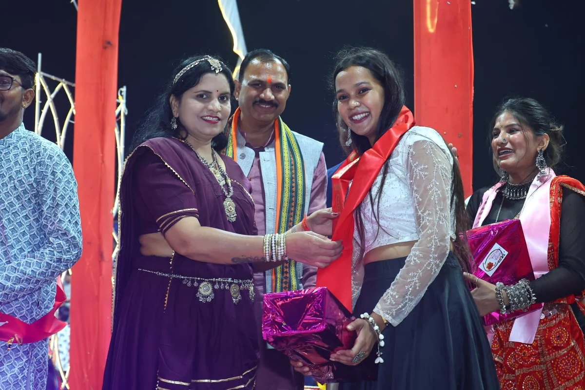 भक्ति, संस्कृति और गरबा की थाप से गूंजा चिरमिरी, भव्य आयोजन के साथ विदा हुआ ‘पंखिड़ा-2026’ (2)